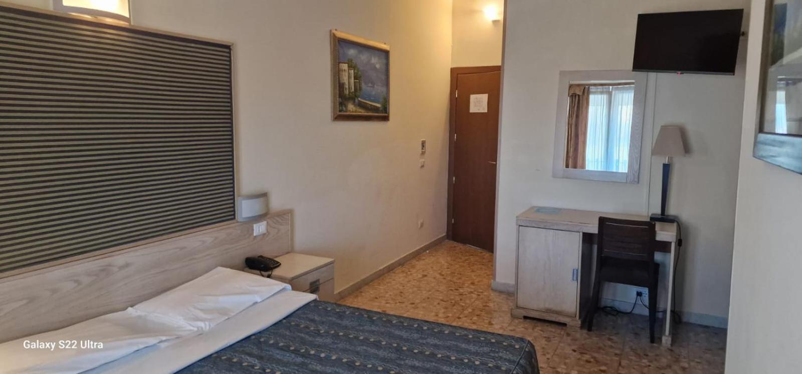 Hotel Chopin Фьюмичино Экстерьер фото