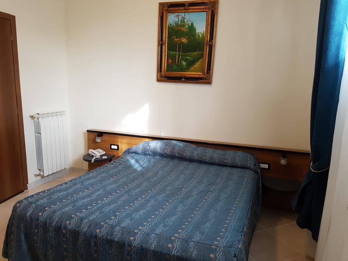 Hotel Chopin Фьюмичино Экстерьер фото