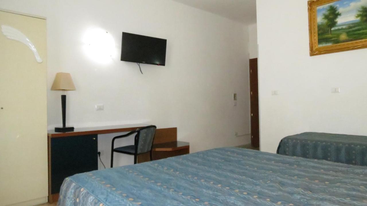 Hotel Chopin Фьюмичино Экстерьер фото
