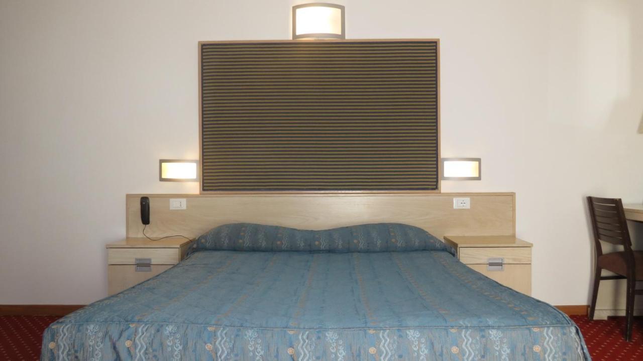 Hotel Chopin Фьюмичино Экстерьер фото