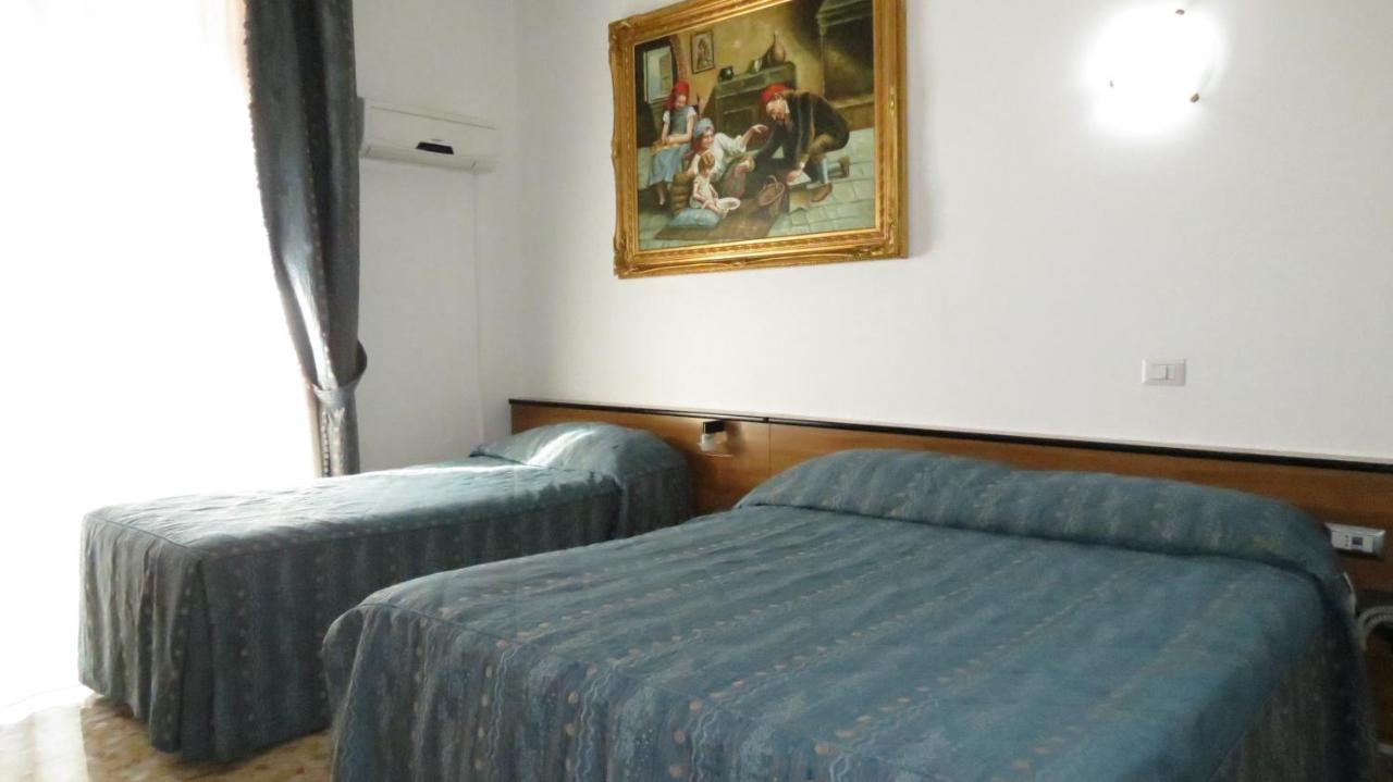 Hotel Chopin Фьюмичино Экстерьер фото