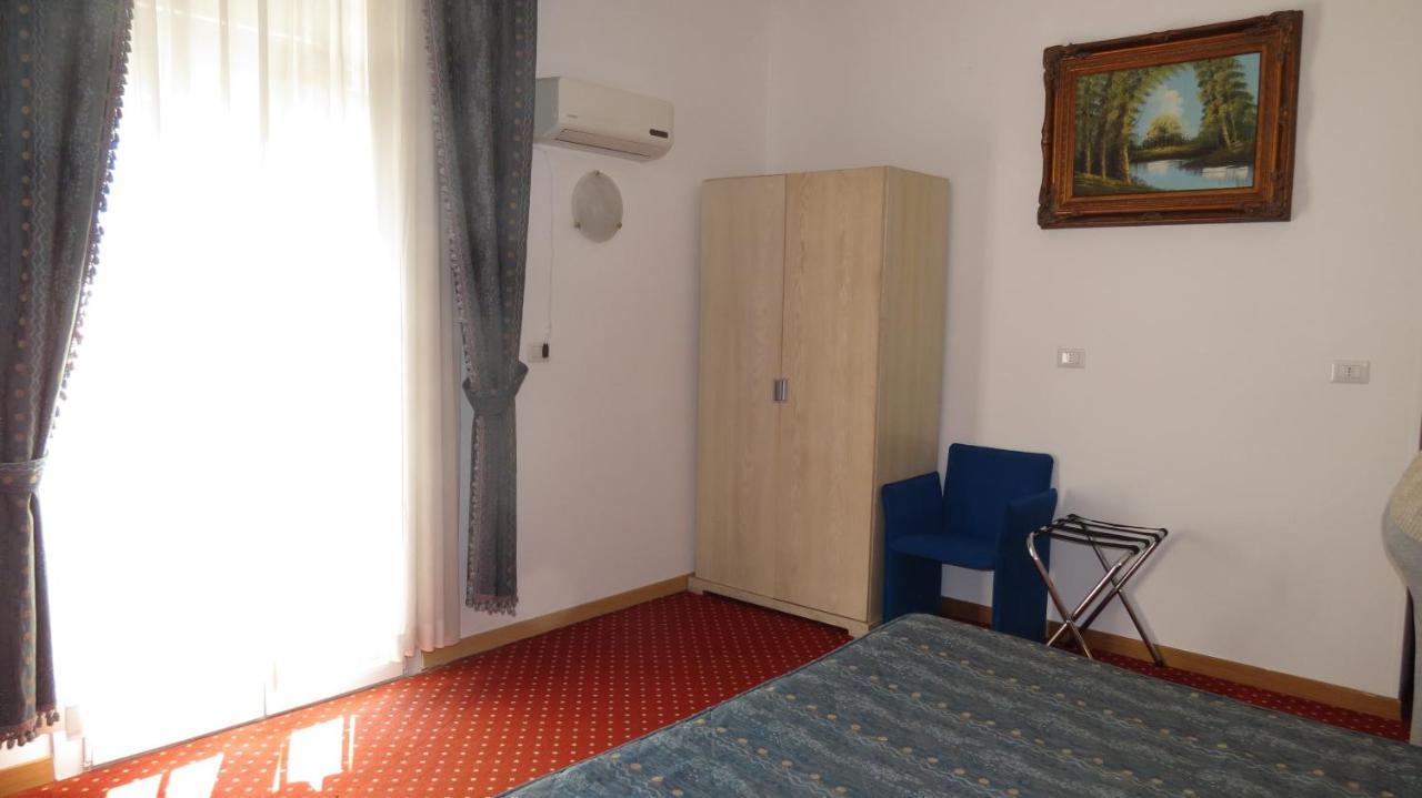 Hotel Chopin Фьюмичино Экстерьер фото