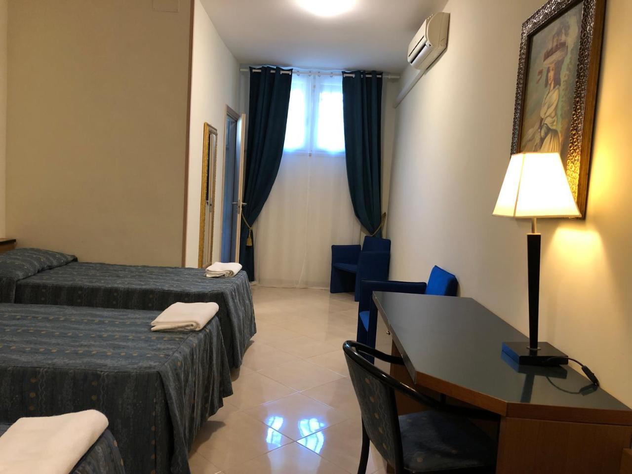 Hotel Chopin Фьюмичино Экстерьер фото