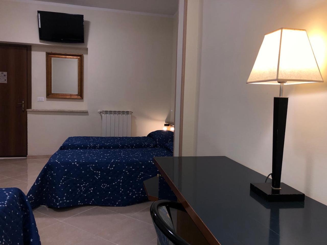 Hotel Chopin Фьюмичино Экстерьер фото