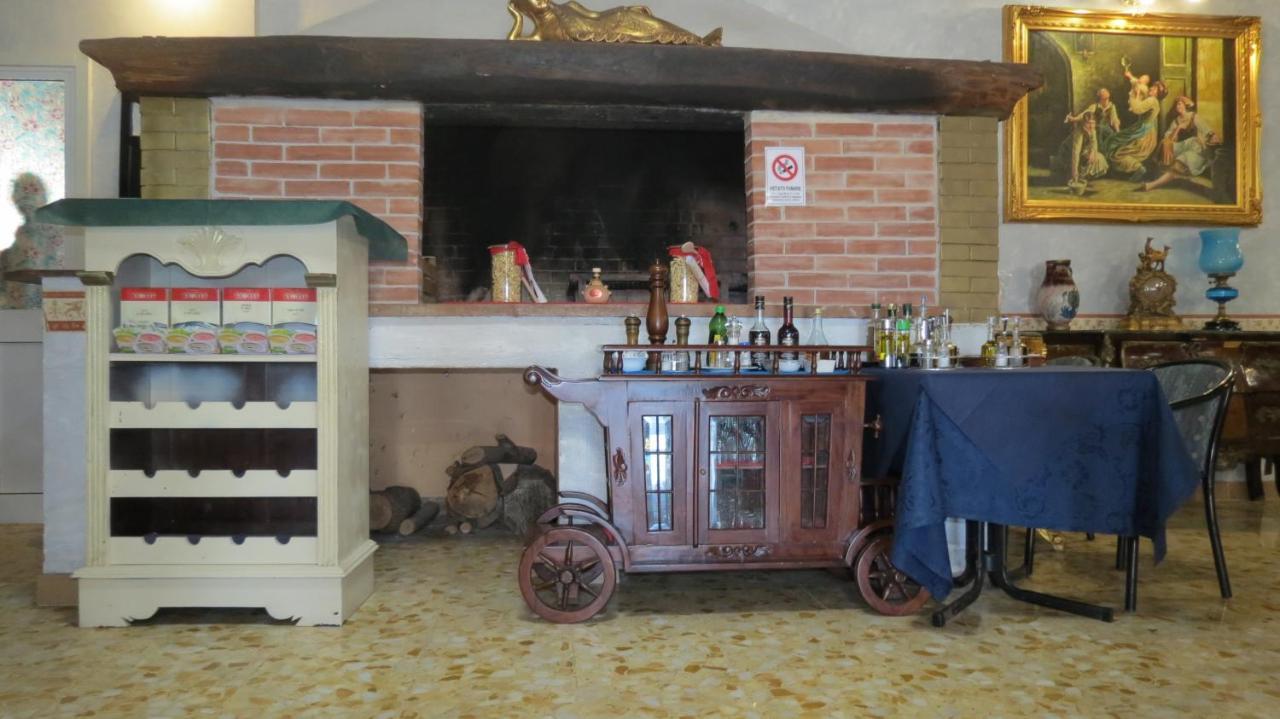 Hotel Chopin Фьюмичино Экстерьер фото