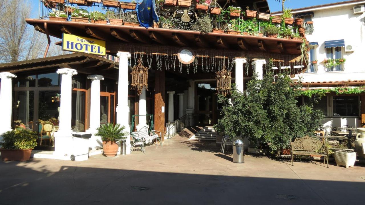 Hotel Chopin Фьюмичино Экстерьер фото